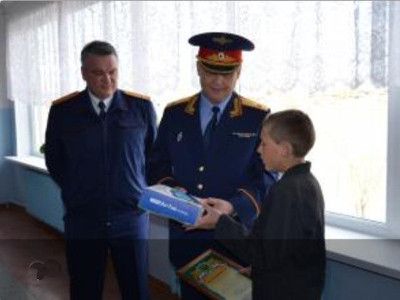 Глава Следственного комитета РХ поблагодарил за героический поступок мальчика, предотвратившего преступление